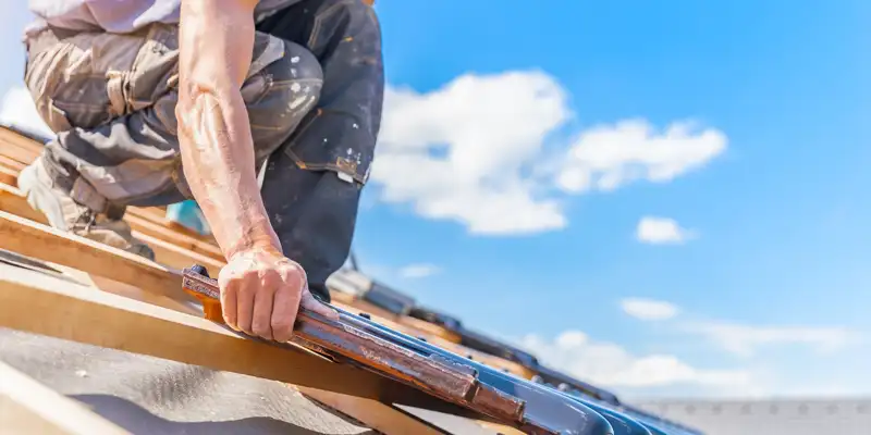 Équipe en action sur un toit